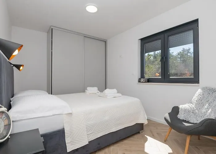 Hill Grubine - New - With Pool