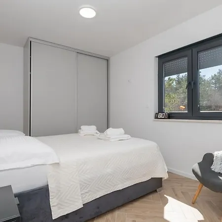 Hill Grubine - New - With Pool